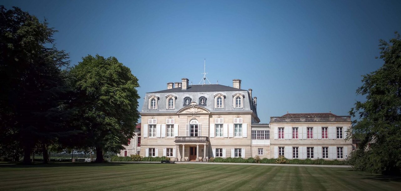 Das majestätische Château Pontet-Canet, bekannt für seine biologische Bewirtschaftung im Bordeaux.